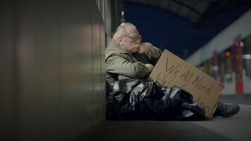 depresso disoccupato anziano senza casa mendicante essere povero dopo lavoro perdita video