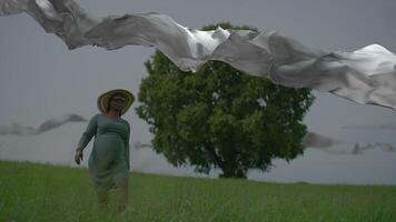 vrouw in onwerkelijk surrealistische wereld landschap aan het kijken virtueel lucht wolken video