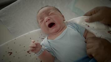 llorando bebé infantil acostado en niño cama video