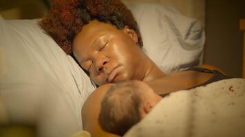 Neugeborene Baby Säugling Lügen im Bett beim Nacht im Geburt Klinik Zimmer Schlafen video