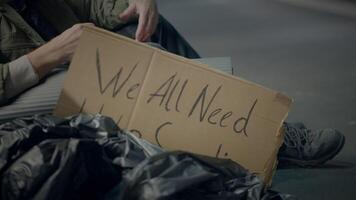 Alten obdachlos Mann Leiden von Armut suchen zum Hilfe beim Zug Bahnhof video