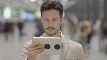 uomo d'affari networking su mobile tavoletta dispositivo nel il città video