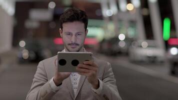 Geschäftsmann Vernetzung auf Handy, Mobiltelefon Tablette Gerät im das Stadt video
