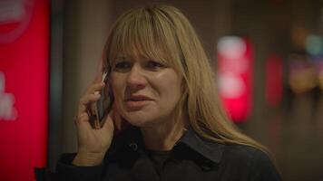 blond Frau reden wütend auf Handy, Mobiltelefon Telefon beim Bahnhof streiten video