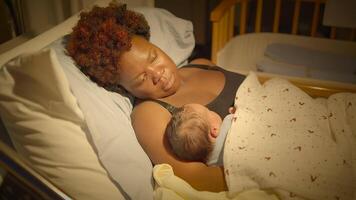 noir femme avec frisé cheveux repos dans livraison pièce avec bébé enfant video