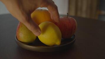 bunt frisch gesund Früchte mischen Snack Stehen auf hölzern Tabelle im Leben Zimmer video