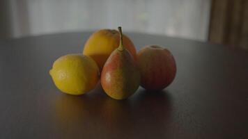 organisk orange äpple päron frukt mat näring med vitaminer bakgrund video