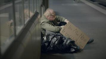 anziano senza casa uomo sofferenza a partire dal povertà guardare per Aiuto a treno stazione video