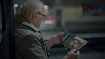 eenzaam Ondervragen Kaukasisch Mens zien zichzelf reflecterend in spiegel video