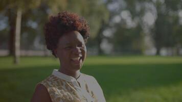 Lebensstil Porträt von weiblich Person mit lockig Haar genießen Frühling Wetter video