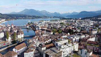 Luzern stad visie in Zwitserland meer berg panorama hoizon video