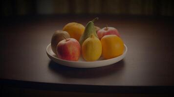 un plato de agrios Fruta es metido en un mesa hecho de madera video