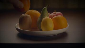 un plato de Fresco Fruta descansa en un mesa. sano y delicioso natural comidas video