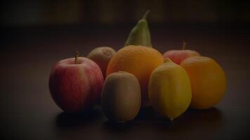 een verscheidenheid van fruit weergegeven Aan een tafel, presentatie van aard kleurrijk produceren video