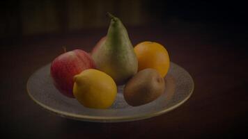 vidro tigela em mesa preenchidas com fresco fruta, uma natural e grampo Comida escolha video