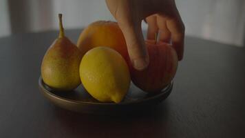 organisk orange äpple päron frukt mat näring med vitaminer bakgrund video