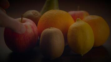 geassorteerd fruit weergegeven Aan een tafel, natuurlijk en vers produceren video