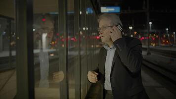 PDG directeur entrepreneur argumenter sur mobile téléphone dans le ville à nuit video