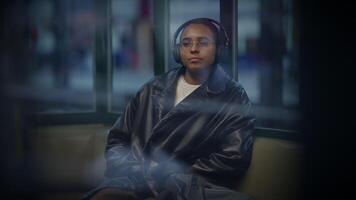 städtisch Lebensstil Porträt von entspannt weiblich Person mit Kopfhörer spielen Klang video
