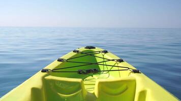 mar agua superficie. cámara moscas terminado el calma azur mar con volcánico rocoso costas en antecedentes. nadie. fiesta recreación concepto. resumen náutico verano Oceano naturaleza. lento movimiento. cerca arriba video