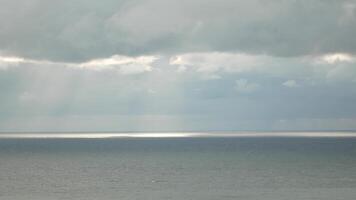 aérien verticale voir. spectaculaire de mauvaise humeur et sombre pluie des nuages plus de mer. abstrait aérien la nature été océan le coucher du soleil mer et ciel. horizon. vacances, Voyage et vacances concept. temps et climat changement video