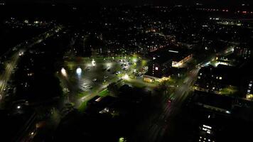 Antenne Zeit Ablauf Nacht Aufnahmen von beleuchtet holzhaus London Stadt, Dorf von England vereinigt Königreich. April 4., 2024 video