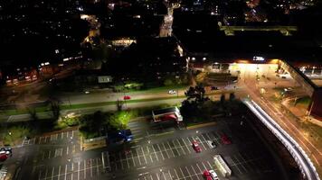 hög vinkel tid upphöra natt antenn antal fot av upplyst järnväg station område av aylesbury stad av England förenad rike. april 1:a, 2024 video