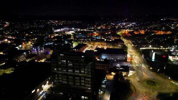 Alto ângulo Tempo lapso noite aéreo cenas do iluminado estrada de ferro estação área do Aylesbury Cidade do Inglaterra Unidos reino. abril 1º, 2024 video