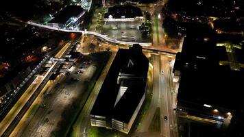 hoog hoek tijd vervallen nacht antenne beeldmateriaal van verlichte spoorweg station Oppervlakte van aylesbury stad- van Engeland Verenigde koninkrijk. april 1e, 2024 video