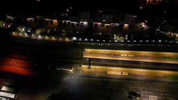 Alto ângulo Tempo lapso noite aéreo cenas do iluminado estrada de ferro estação área do Aylesbury Cidade do Inglaterra Unidos reino. abril 1º, 2024 video