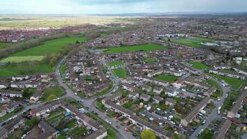 aérien métrage de Résidentiel district à Aylesbury ville de Angleterre uni Royaume. avril 1er, 2024 video