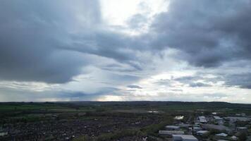 aereo metraggio di Residenziale quartiere a aylesbury cittadina di Inghilterra unito regno. aprile 1°, 2024 video