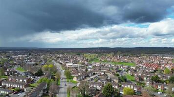 aereo metraggio di Residenziale quartiere a aylesbury cittadina di Inghilterra unito regno. aprile 1°, 2024 video