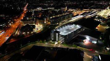 antenne nacht beeldmateriaal van verlichte centraal Cambridge stad van Cambridgeshire, Engeland Verenigde koninkrijk. maart 21e, 2024 video