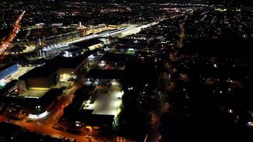 antenne nacht beeldmateriaal van verlichte centraal Cambridge stad van Cambridgeshire, Engeland Verenigde koninkrijk. maart 21e, 2024 video