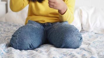 une enfant séance w posture sur le lit video