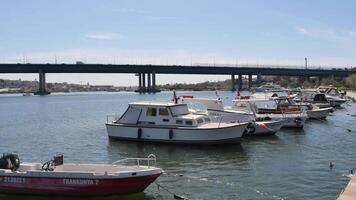 dinde Istanbul 12 juin 2023. bateau Dock sur rivière dans Eyupsultan. video