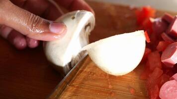 snijdend vers champignons paddestoel Aan een hakken bord video