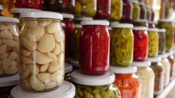 en conserve des fruits et des légumes dans verre pots video