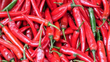 Exhibición de chile rojo a la venta en el mercado minorista de Singapur video