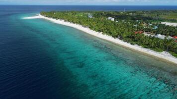 fuvahmulah ö i maldiverna och hav kustlinje med tropisk strand på solig dag. antenn se video