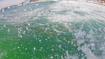 profissional surfista equitação em uma falhando aceno. primeira pessoa Visão do surfar dentro oceano às nascer do sol video