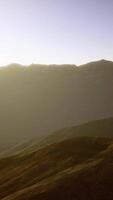 collines avec des rochers au coucher du soleil video