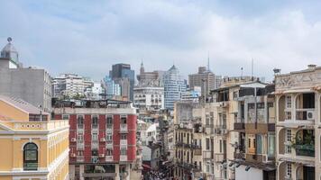 antiguo edificios concurrido en atracciones pueblo con rascacielos en negocio distrito foto