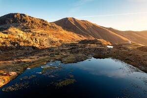 amanecer brillar terminado laca guichardo con rocoso montaña en otoño a Francia foto