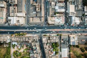 encima de coche conducción en autopista la carretera con local pueblo y comercial edificio en suburbano foto