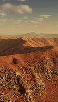 zonsondergang over- de zand duinen in de woestijn. antenne visie video
