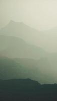 nevoeiro profundo na montanha do afeganistão à noite video