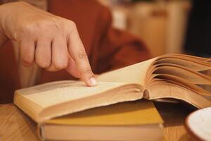 mujer mano participación un libro a biblioteca foto