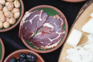 turco carne pasturma en un cuenco servido con queso en mesa foto